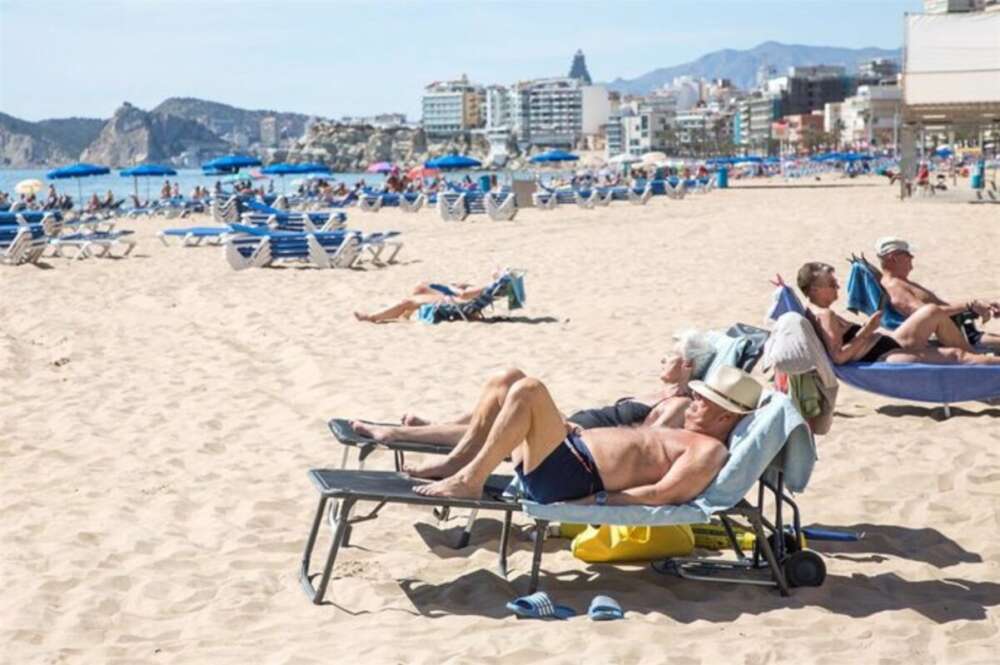 Una pareja descansan en la playa durante un viaje del Imserso. Foto: Europa Press.