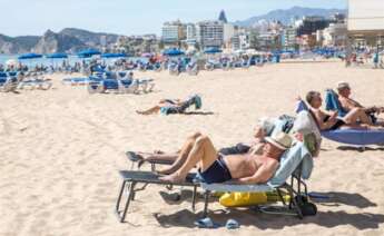 Una pareja descansan en la playa durante un viaje del Imserso. Foto: Europa Press.