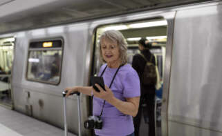 Una persona jubilada, bajando del tren.