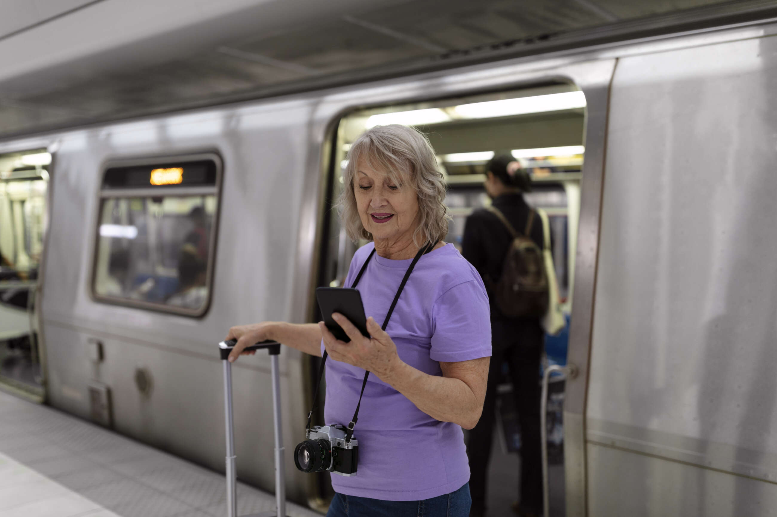 Una persona jubilada, bajando del tren.