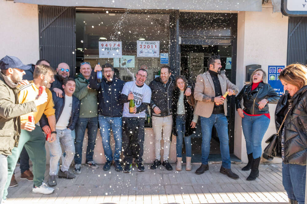 (Foto de ARCHIVO) Agraciados con el ‘Primer Premio’ del Sorteo Extraordinario de El Niño 2024 correspondiente al número 94974 celebra su suerte en la administración, a 6 de enero de 2024, en Villarobledo, Albacete, Castilla-La Mancha (España). El Sorteo de la Lotería del Niño se celebra en el Salón de Loterías y Apuestas del Estado mediante un sistema de bombos múltiples. Cuenta con una emisión de 55 series de 100.000 billetes cada una, que alcanza los 1.100 millones de euros, destinando el 70%, es decir, 770 millones de euros, a premios. Víctor Fernández / Europa Press 06/1/2024