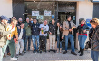 (Foto de ARCHIVO) Agraciados con el ‘Primer Premio’ del Sorteo Extraordinario de El Niño 2024 correspondiente al número 94974 celebra su suerte en la administración, a 6 de enero de 2024, en Villarobledo, Albacete, Castilla-La Mancha (España). El Sorteo de la Lotería del Niño se celebra en el Salón de Loterías y Apuestas del Estado mediante un sistema de bombos múltiples. Cuenta con una emisión de 55 series de 100.000 billetes cada una, que alcanza los 1.100 millones de euros, destinando el 70%, es decir, 770 millones de euros, a premios. Víctor Fernández / Europa Press 06/1/2024