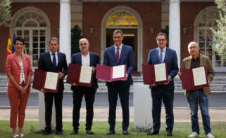 La ministra de Inclusión, Seguridad Social y Migraciones, Elma Saiz, el presidente de Cepyme, Gerardo Cuerva, el secretario general de CCOO, Unai Sordo, el presidente del Gobierno, Pedro Sánchez, el presidente de la CEOE, Antonio Garamendi, y el secretario general de UGT, Pepe Álvarez, durante la firma del acuerdo con los agentes sociales para la flexibilización de las pensiones. Foto: Alejandro Martínez Vélez / Europa Press