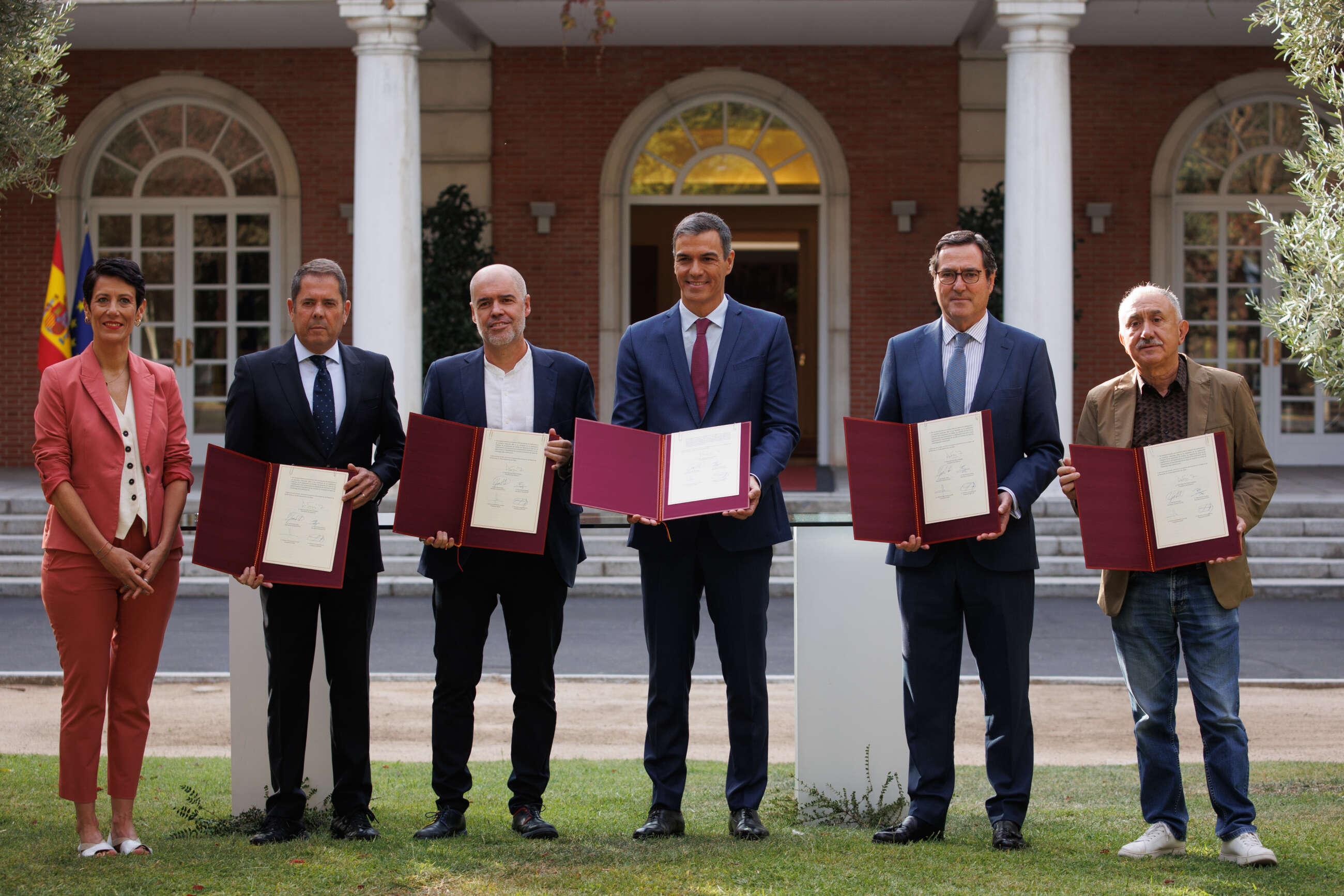 La ministra de Inclusión, Seguridad Social y Migraciones, Elma Saiz, el presidente de Cepyme, Gerardo Cuerva, el secretario general de CCOO, Unai Sordo, el presidente del Gobierno, Pedro Sánchez, el presidente de la CEOE, Antonio Garamendi, y el secretario general de UGT, Pepe Álvarez, durante la firma del acuerdo con los agentes sociales para la flexibilización de las pensiones. Foto: Alejandro Martínez Vélez / Europa Press