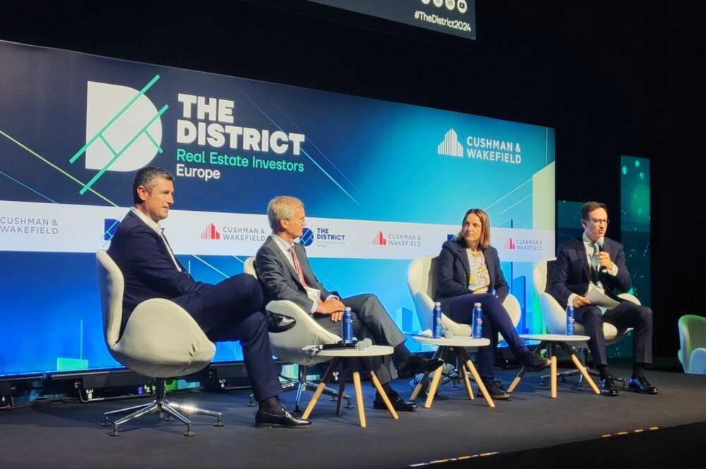 El director ejecutivo de Caixabank, Thomas Getz; la economista principal de Caixabank, Judit Montoriol, y el director general de bienes raíces y financiación estructurada de Caixabank, Javier Ricote. Foto: Olga Casado.