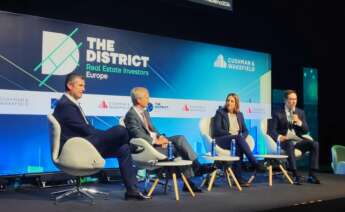 El director ejecutivo de Caixabank, Thomas Getz; la economista principal de Caixabank, Judit Montoriol, y el director general de bienes raíces y financiación estructurada de Caixabank, Javier Ricote. Foto: Olga Casado.