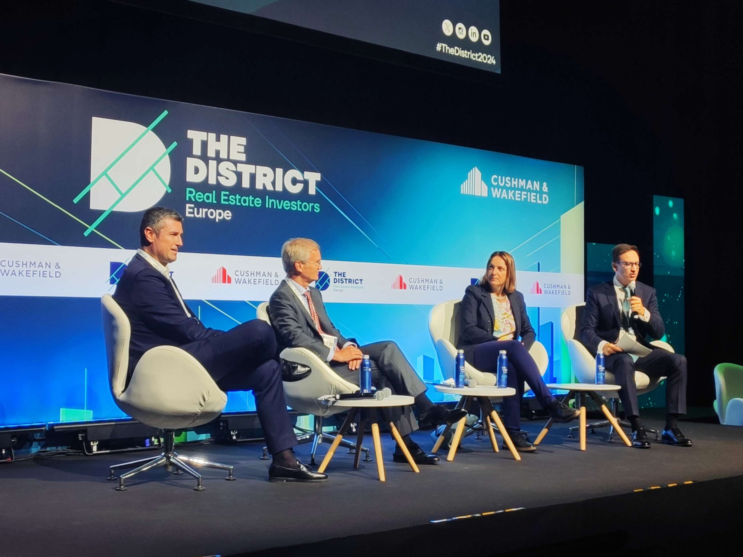 El director ejecutivo de Caixabank, Thomas Getz; la economista principal de Caixabank, Judit Montoriol, y el director general de bienes raíces y financiación estructurada de Caixabank, Javier Ricote. Foto: Olga Casado.