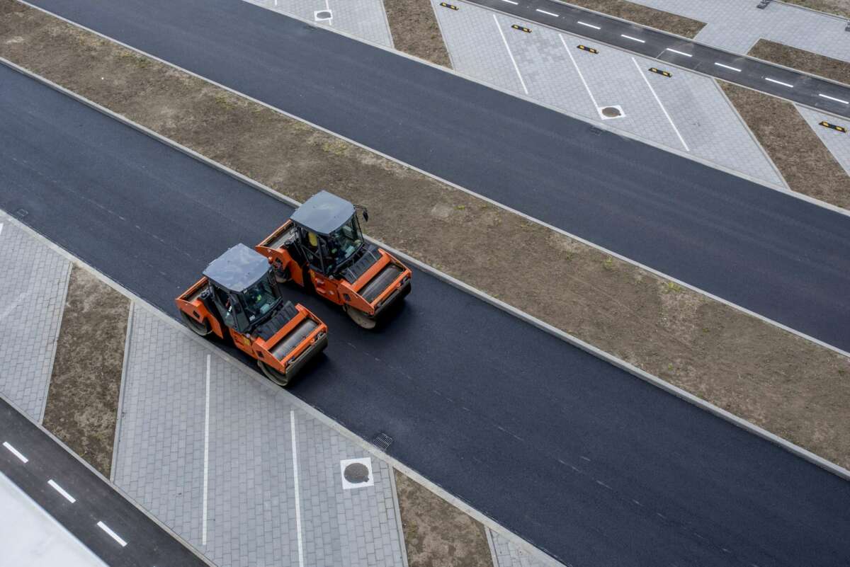 Dos tractores por una carretera.