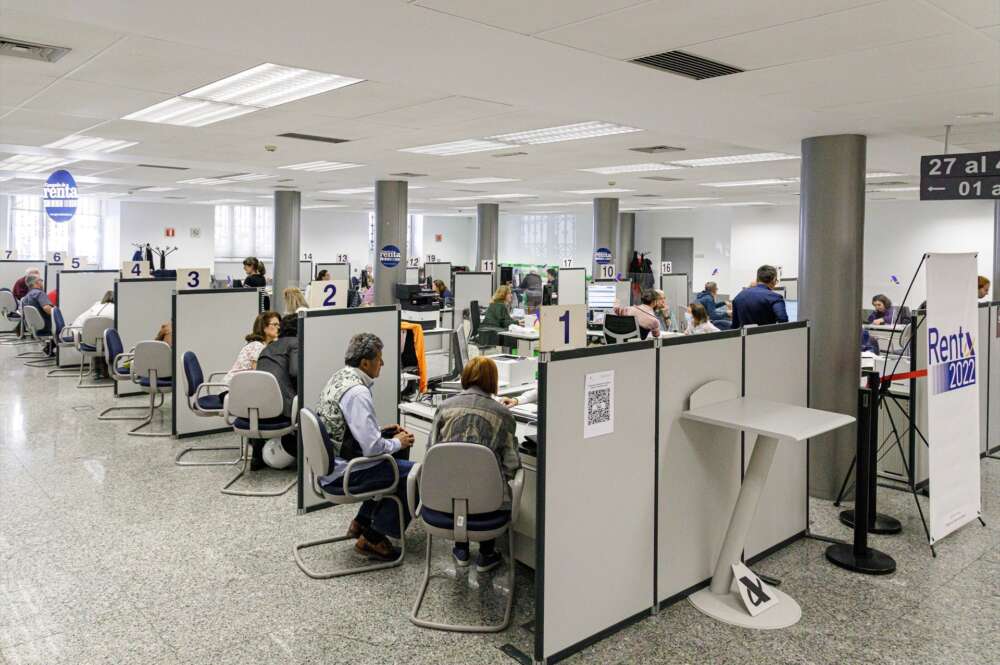 Varias personas son atendidas en la Agencia Tributaria para presentar la declaración de la renta de Hacienda. Foto: Carlos Luján / Europa Press