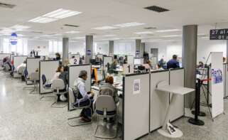 Varias personas son atendidas en la Agencia Tributaria para presentar la declaración de la renta de Hacienda. Foto: Carlos Luján / Europa Press