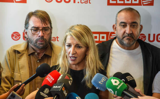 La vicepresidenta segunda del Gobierno y ministra de Trabajo, Yolanda Díaz, responde a las preguntas de la prensa durante la reunión con los sindicatos de Catalunya, en la sede de UGT de Barcelona, a 19 de septiembre de 2024, en Barcelona, Catalunya (España). Díaz se ha reunido hoy con representantes de los sindicatos para abordar la reducción de la jornada laboral semanal hasta las 37,5 horas. Además, ayer se reunió con representantes empresariales para tratar el mismo tema. Alberto Paredes / Europa Press 19/9/2024