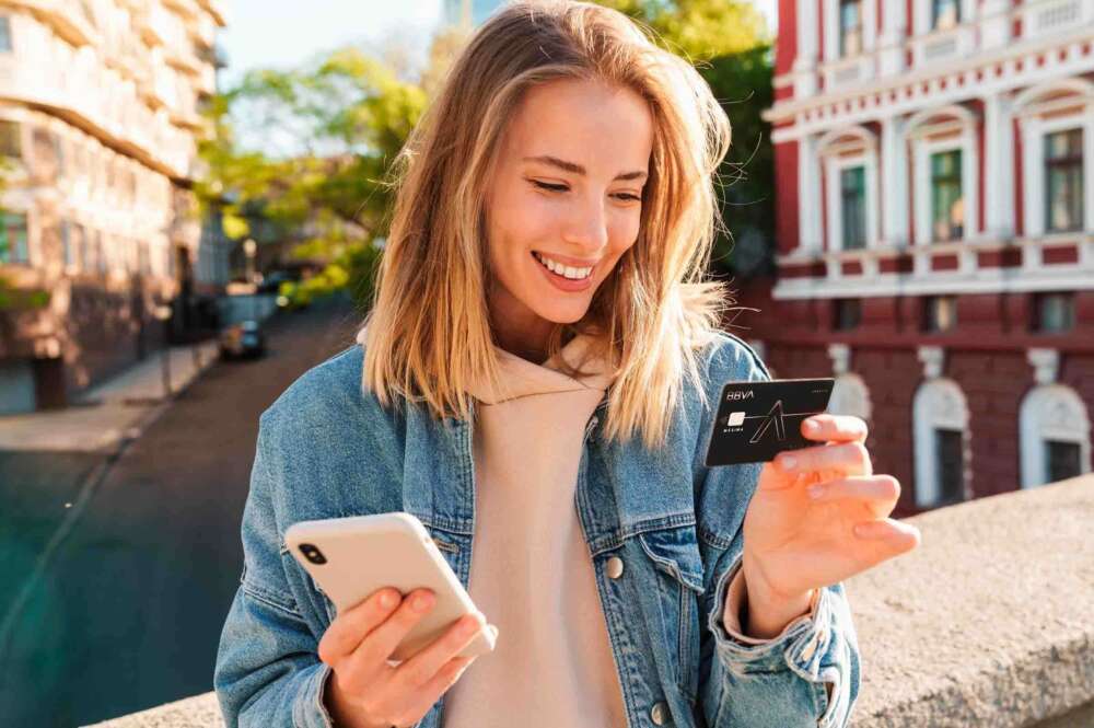 Las tarjetas BBVA ofrecen seguridad y flexibilidad para tus compras online. Foto: BBVA