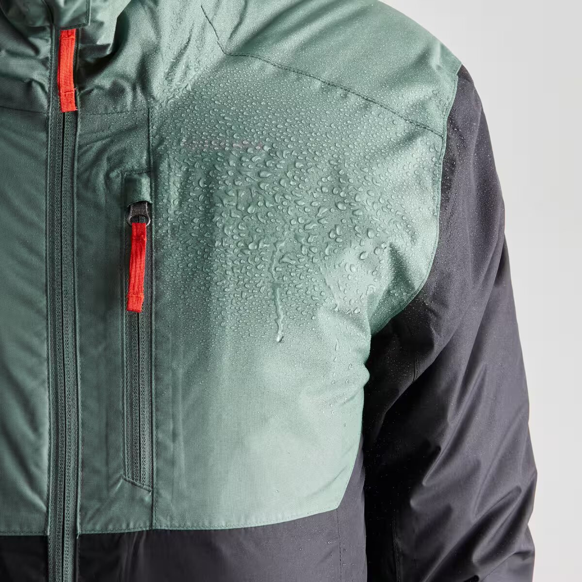 El abrigo de montaña impermeable Quechua SH500, disponible en Decathlon.