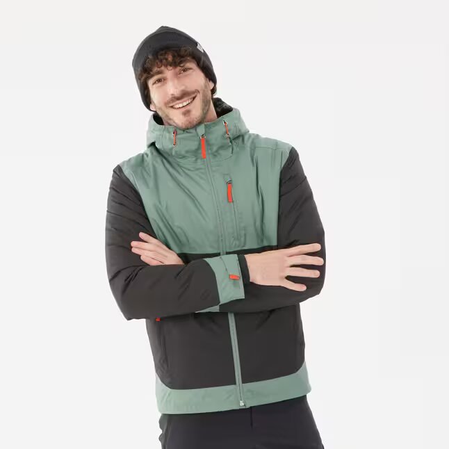 El abrigo de montaña impermeable Quechua SH500, disponible en Decathlon.