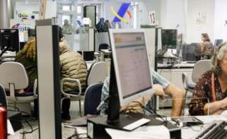 La Agencia Tributaria asiste a los ciudadanos en sus oficinas para la confección y presentación de los documentos. Foto: Carlos Luján / Europa Press