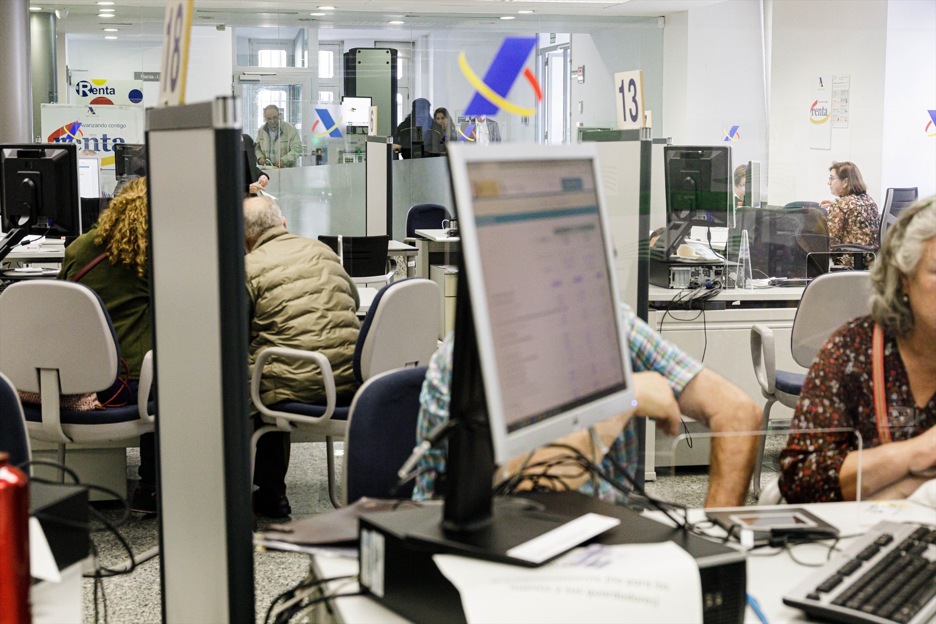 La Agencia Tributaria asiste a los ciudadanos en sus oficinas para la confección y presentación de los documentos. Foto: Carlos Luján / Europa Press