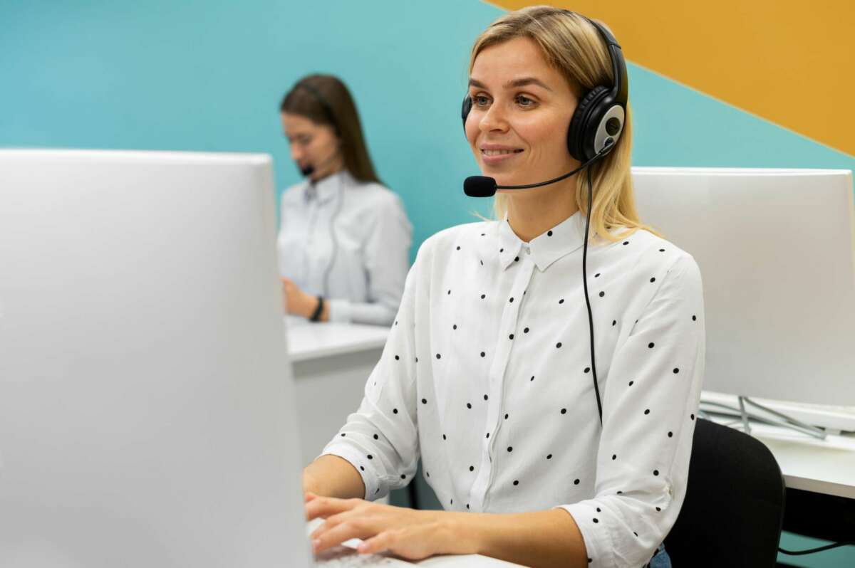 Una mujer atiende a unos clientes. Foto: Freepik