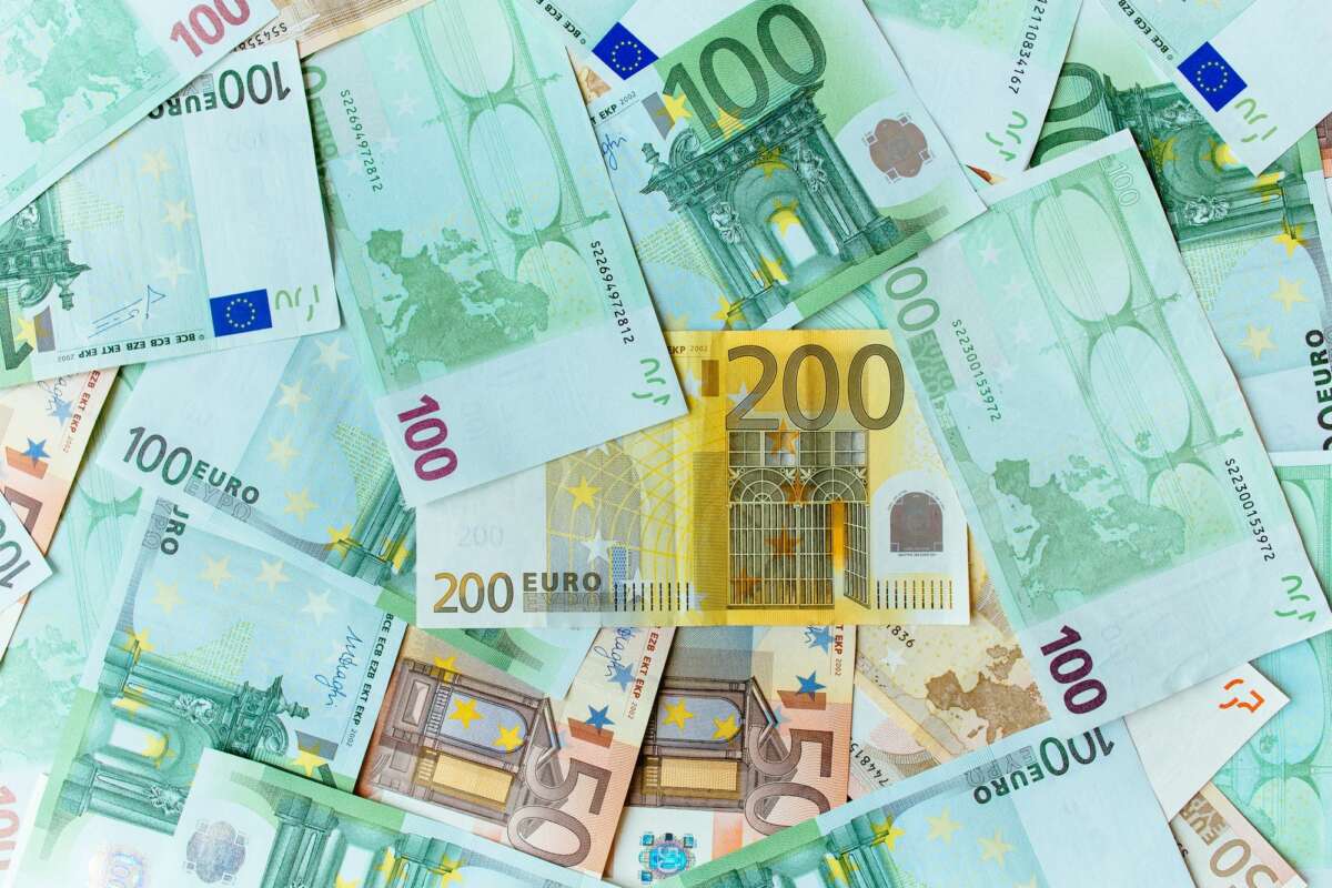 Un conjunto de billetes de 100 y 200 euros. Foto: Freepik.