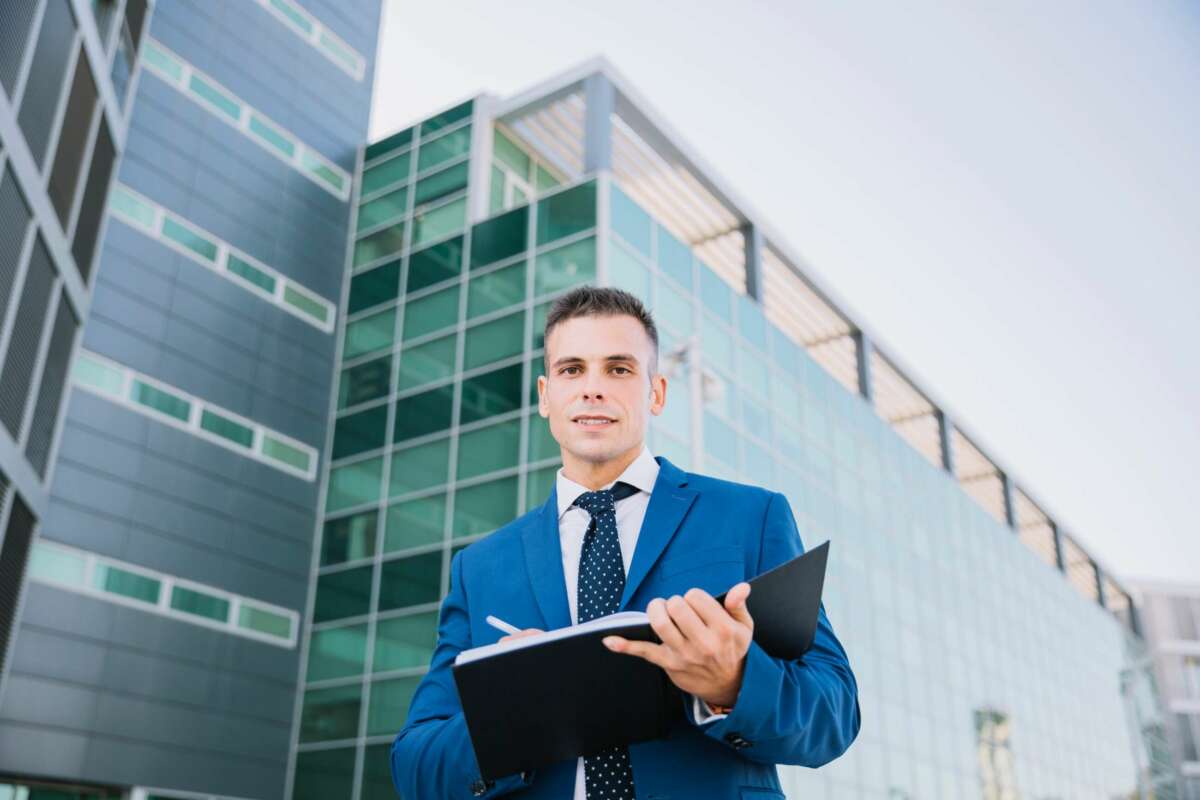 Un broker. Caixabank. Foto: Freepik.