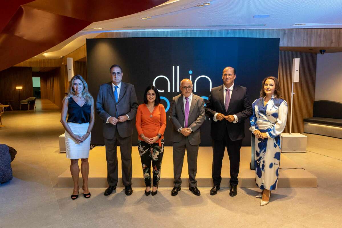 Directivos de CaixaBank y autoridades durante la inauguración de la "All in one" Gran Canaria. Foto: Caixabank