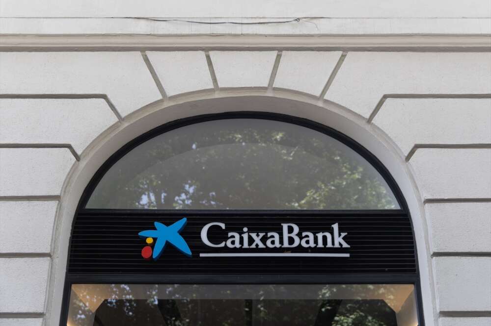 (Foto de ARCHIVO) Una oficina de Caixabank, a 6 de junio de 2024, en Madrid (España). El Consejo de Gobierno del Banco Central Europeo (BCE) ha decidido hoy bajar los tipos de interés en 25 puntos básicos, de forma que la tasa de referencia para sus operaciones de refinanciación se quedará en el 4,25%, la tasa de depósito bajará al 3,75% y la de facilidad de préstamo al 4,50%. Eduardo Parra / Europa Press 06 JUNIO 2024;MADRID;BANCO CENTRA EUROPEO;BCE;TIPOS DE INTERÉS 06/6/2024