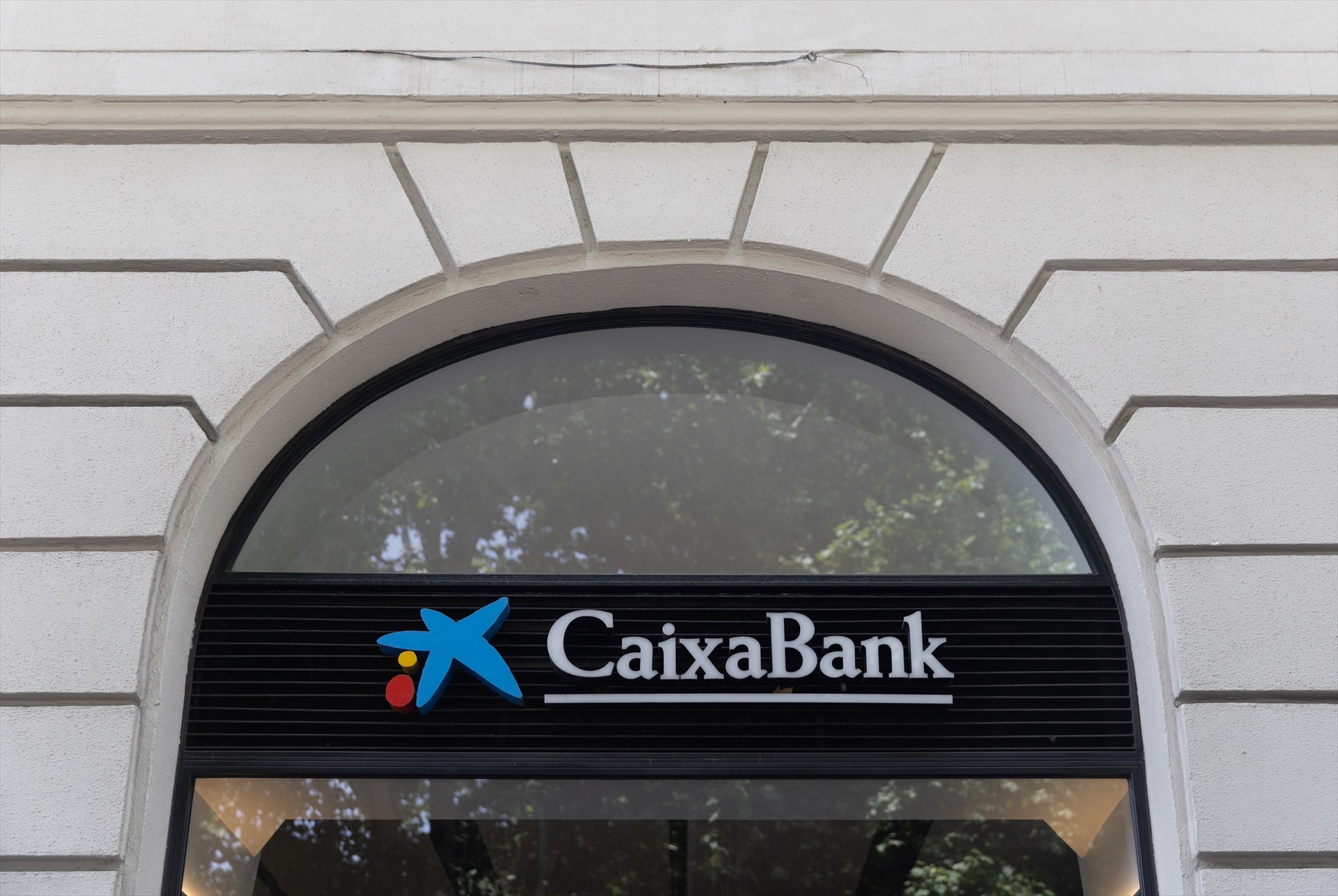 (Foto de ARCHIVO) Una oficina de Caixabank, a 6 de junio de 2024, en Madrid (España). El Consejo de Gobierno del Banco Central Europeo (BCE) ha decidido hoy bajar los tipos de interés en 25 puntos básicos, de forma que la tasa de referencia para sus operaciones de refinanciación se quedará en el 4,25%, la tasa de depósito bajará al 3,75% y la de facilidad de préstamo al 4,50%. Eduardo Parra / Europa Press 06 JUNIO 2024;MADRID;BANCO CENTRA EUROPEO;BCE;TIPOS DE INTERÉS 06/6/2024