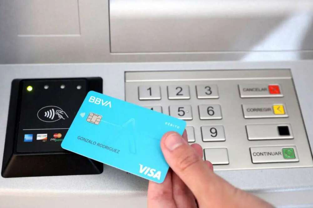 Consulta con tu banco para verificar si tu móvil y el cajero automático que sueles usar son compatibles con NFC. Foto: BBVA