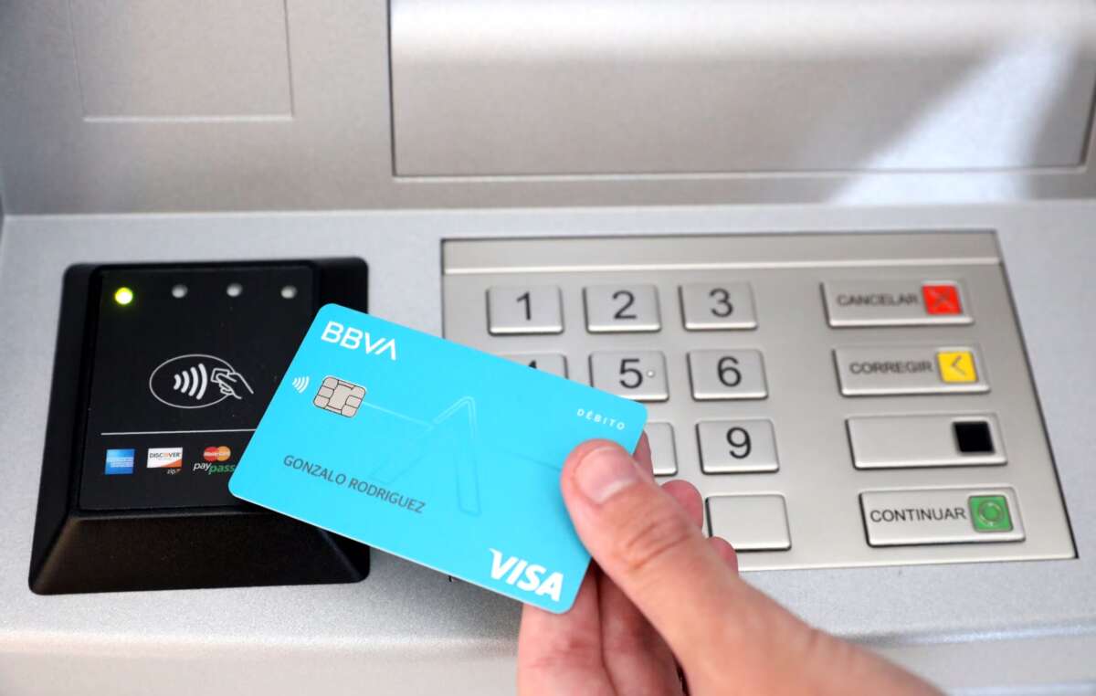 Una persona utiliza una tarjeta de BBVA. Foto: BBVA.