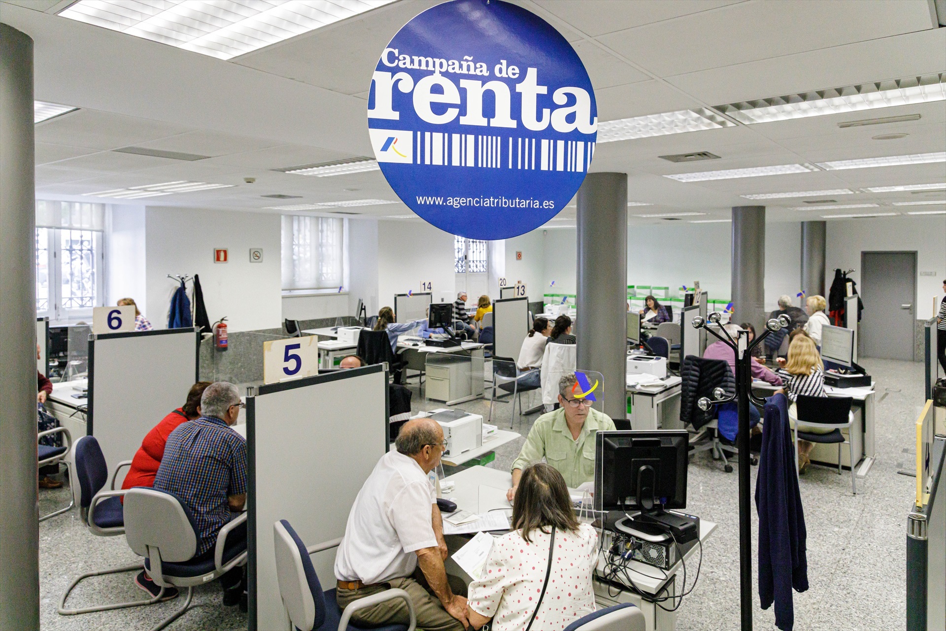 Con el ciudadano en el centro, Hacienda amplía sus servicios de pago y asistencia en la campaña de la renta. Foto: Carlos Luján / Europa Press