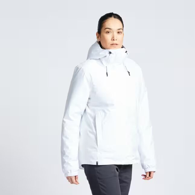 La chaqueta impermeable cortavientos de Tribord, disponible en Decathlon.