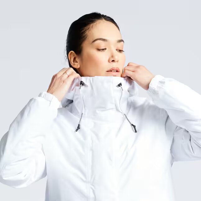 La chaqueta impermeable cortavientos de Tribord, disponible en Decathlon.