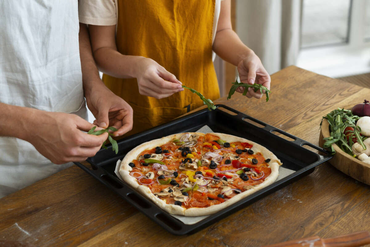 Con la capacidad de asar, hornear y recalentar de manera uniforme, este horno supera las limitaciones de un microondas tradicional. Foto: Freepik