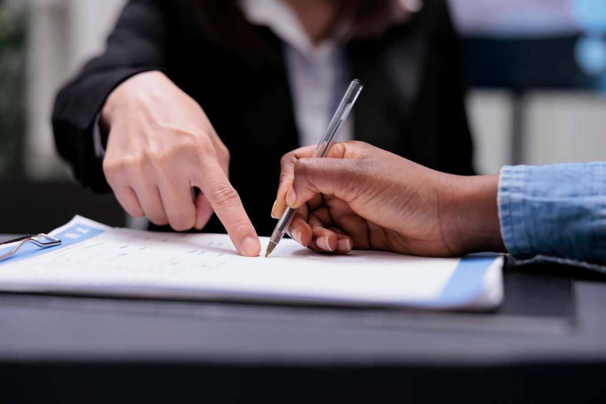 Una mujer firma un contrato. depósito. Banco ING. Foto: Freepik.