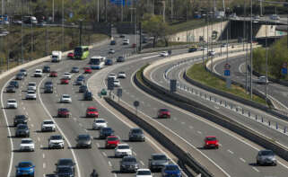 Coches en una carretera.