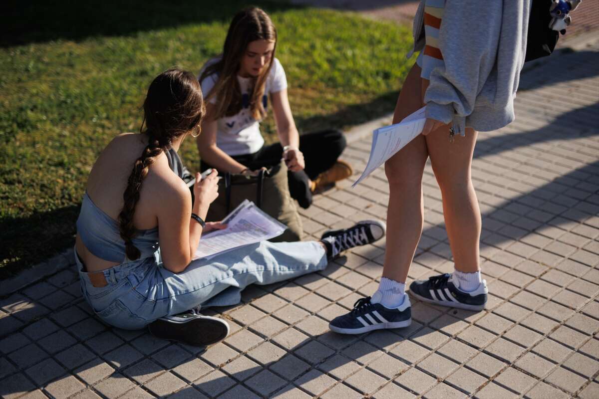 Estudiantes en la universidad, para acceder a la cual hay distintas becas.