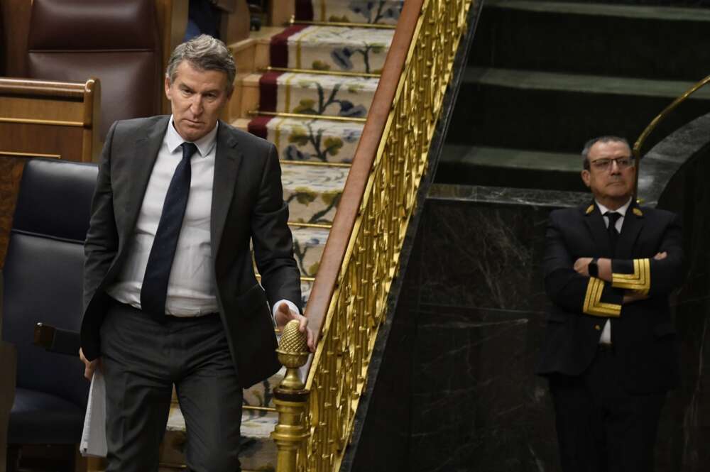 (Foto de ARCHIVO) El presidente del PP, Alberto Núñez Feijóo, sale de una sesión de control al Gobierno, en el Congreso de los Diputados, a 16 de octubre de 2024, en Madrid (España). El PP y Vox preguntan sobre el 'caso Koldo' y otras causas de corrupción al Gobierno para examinar su actuación contra la "corrupción" después del último informe de la Unidad Central Operativa (UCO) relativo al 'caso Koldo'. Tras ello, el Pleno del Congreso debate y vota hoy una iniciativa del PP para reprobar al ministro de Transportes y Movilidad Sostenible, por su "incompetencia" al frente del departamento y por su "incapacidad para solventar el caos ferroviario" en Cercanías, Rodalies y trenes de media y larga distancia. Fernando Sánchez / Europa Press 16 OCTUBRE 2024;JUICIO;SAMUEL LUIZ;A CORUÑA;GALICIA 16/10/2024