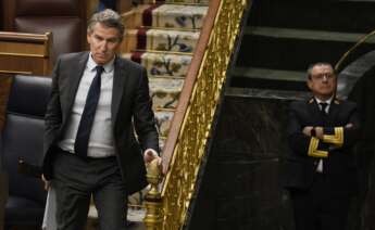 (Foto de ARCHIVO) El presidente del PP, Alberto Núñez Feijóo, sale de una sesión de control al Gobierno, en el Congreso de los Diputados, a 16 de octubre de 2024, en Madrid (España). El PP y Vox preguntan sobre el 'caso Koldo' y otras causas de corrupción al Gobierno para examinar su actuación contra la "corrupción" después del último informe de la Unidad Central Operativa (UCO) relativo al 'caso Koldo'. Tras ello, el Pleno del Congreso debate y vota hoy una iniciativa del PP para reprobar al ministro de Transportes y Movilidad Sostenible, por su "incompetencia" al frente del departamento y por su "incapacidad para solventar el caos ferroviario" en Cercanías, Rodalies y trenes de media y larga distancia. Fernando Sánchez / Europa Press 16 OCTUBRE 2024;JUICIO;SAMUEL LUIZ;A CORUÑA;GALICIA 16/10/2024