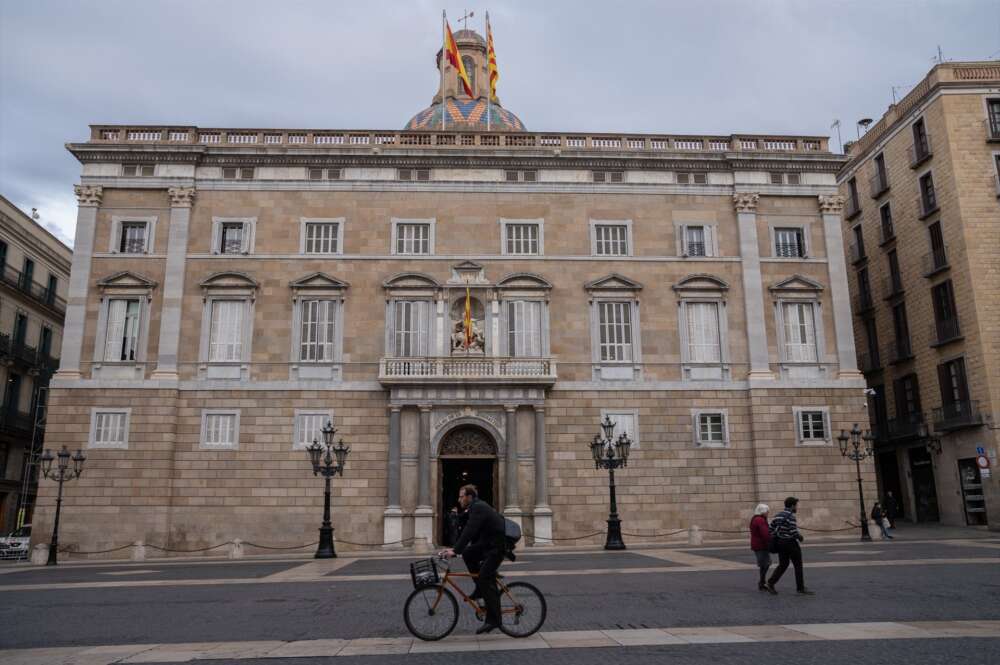 (Foto de ARCHIVO) Varias personas pasan por delante del Palau de la Generalitat, a 22 de febrero de 2024, en Barcelona, Catalunya (España). El Palau de la Generalitat es la sede de la Presidencia y del Gobierno de Cataluña. Se trata de uno de los pocos edificios de origen medieval en Europa que se mantiene como sede del gobierno y de la institución que lo construyó. El edificio original se adquirió en el año 1400 y durante el siglo XI se amplió y convirtió en un palacio gótico. Se incorporaron nuevos elementos respetuosos con el estilo gótico previo durante el siglo XVI y, durante el siglo XX, se realizaron cambios y se adquirió más de un centenar de piezas de arte moderno, vanguardista y contemporáneo. David Zorrakino / Europa Press 23 FEBRERO 2024;CATALUÑA;PALAU;GENERALITAT;EDIFICIO;SEDE;MEDIEVO 22/2/2024