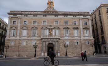 (Foto de ARCHIVO) Varias personas pasan por delante del Palau de la Generalitat, a 22 de febrero de 2024, en Barcelona, Catalunya (España). El Palau de la Generalitat es la sede de la Presidencia y del Gobierno de Cataluña. Se trata de uno de los pocos edificios de origen medieval en Europa que se mantiene como sede del gobierno y de la institución que lo construyó. El edificio original se adquirió en el año 1400 y durante el siglo XI se amplió y convirtió en un palacio gótico. Se incorporaron nuevos elementos respetuosos con el estilo gótico previo durante el siglo XVI y, durante el siglo XX, se realizaron cambios y se adquirió más de un centenar de piezas de arte moderno, vanguardista y contemporáneo. David Zorrakino / Europa Press 23 FEBRERO 2024;CATALUÑA;PALAU;GENERALITAT;EDIFICIO;SEDE;MEDIEVO 22/2/2024