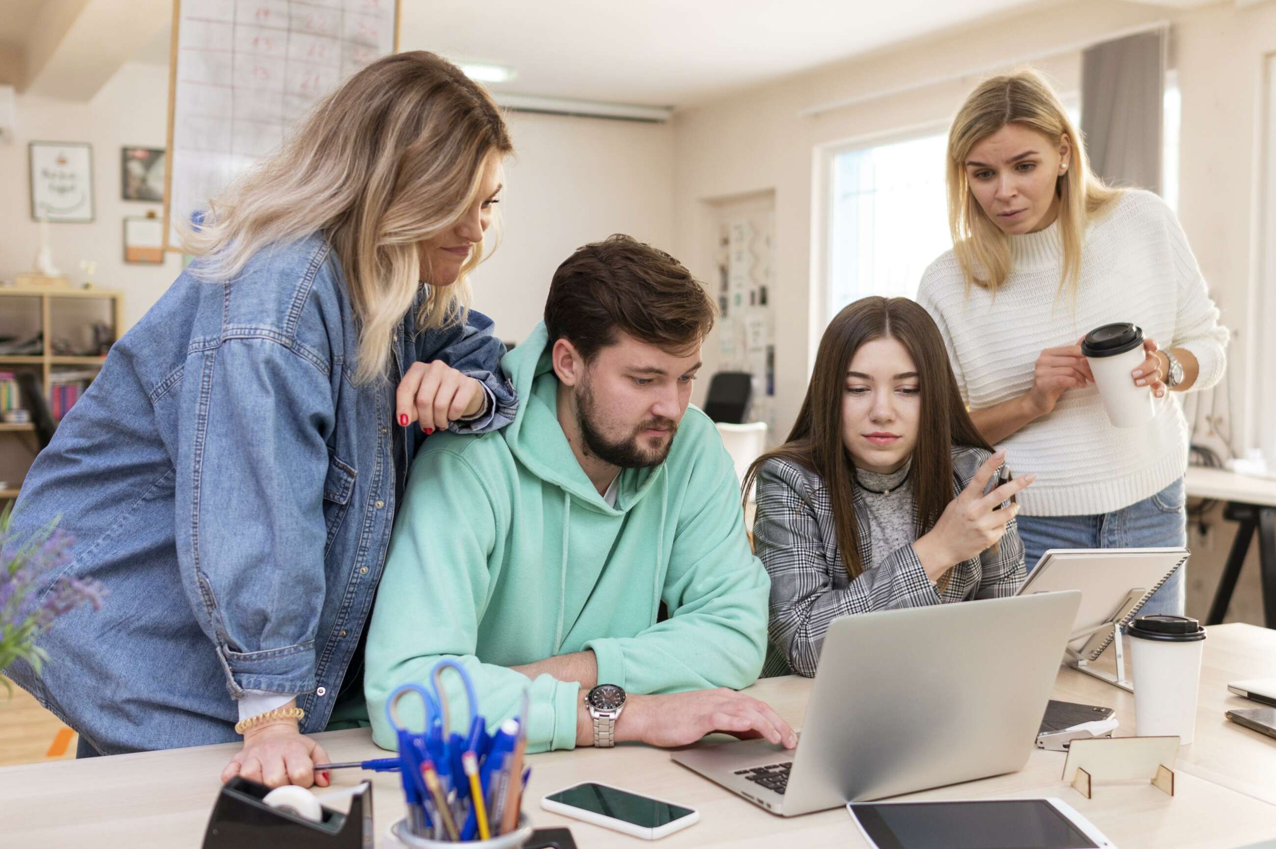 Los jóvenes que van entrando al mercado laboral tienen una visión única del empleo, según Caixabank. Foto: Freepik