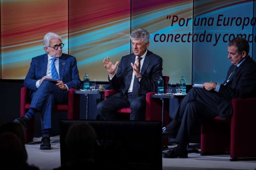 El presidente de Foment, Josep Sánchez Llibre, el CEO de Cellnex, Marco Paruano, y el socio responsable de PwC en Catalunya, Ignacio Marull. Foto: Foment del Treball