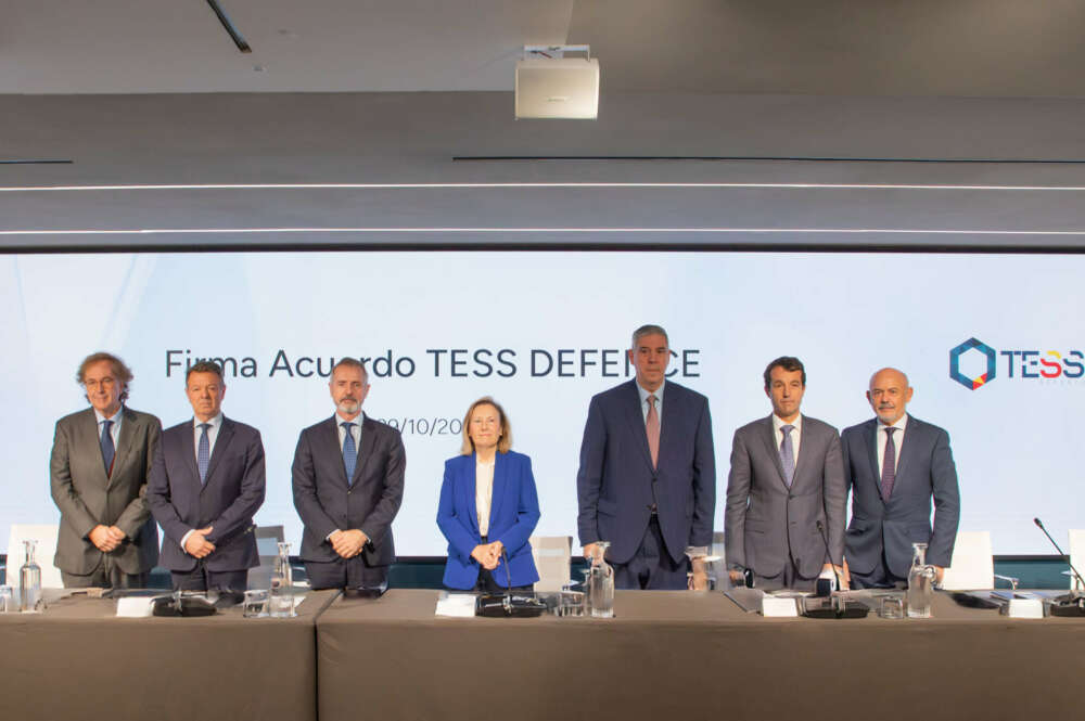 Firma de la operación de compra de acciones de Tess Defence entre Indra, Sapa, Escribano y Santa Bárbara