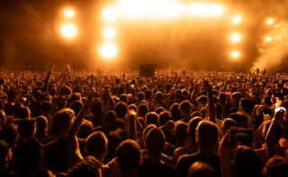 Jóvenes en un concierto.