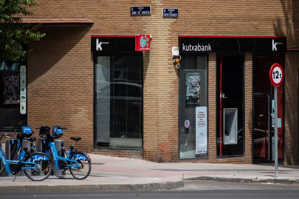 (Foto de ARCHIVO) Una de las oficinas de Kutxabank, a 6 de junio de 2024, en Madrid (España). El Consejo de Gobierno del Banco Central Europeo (BCE) ha decidido hoy bajar los tipos de interés en 25 puntos básicos, de forma que la tasa de referencia para sus operaciones de refinanciación se quedará en el 4,25%, la tasa de depósito bajará al 3,75% y la de facilidad de préstamo al 4,50%. Alejandro Martínez Vélez / Europa Press 06 JUNIO 2024;MADRID;BANCO CENTRA EUROPEO;BCE;TIPOS DE INTERÉS 06/6/2024