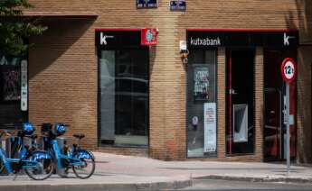 (Foto de ARCHIVO) Una de las oficinas de Kutxabank, a 6 de junio de 2024, en Madrid (España). El Consejo de Gobierno del Banco Central Europeo (BCE) ha decidido hoy bajar los tipos de interés en 25 puntos básicos, de forma que la tasa de referencia para sus operaciones de refinanciación se quedará en el 4,25%, la tasa de depósito bajará al 3,75% y la de facilidad de préstamo al 4,50%. Alejandro Martínez Vélez / Europa Press 06 JUNIO 2024;MADRID;BANCO CENTRA EUROPEO;BCE;TIPOS DE INTERÉS 06/6/2024