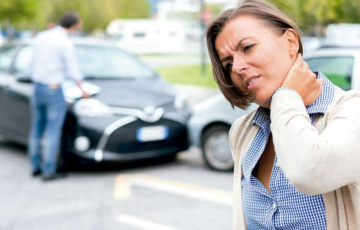 Una persona con una lesión por latigazo.