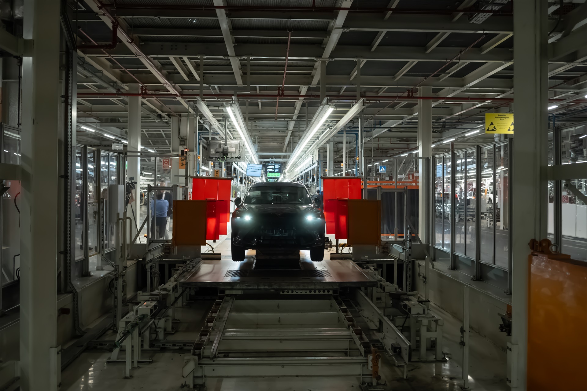 (Foto de ARCHIVO) Montaje en una factoría del nuevo modelo de Cupra Fomentor y Cupra León durante una visita guiada a la fábrica de Seat en Martorell, a 27 de junio de 2024, en Martorell, Barcelona, Catalunya (España). El motivo de la visita es observar el inicio de producción del Cupra Formentor y el Cupra León. La fábrica Seat ocupa una superficie total de más de 2.800.000 m² y en sus 15 edificios trabajan actualmente unas 12.000 personas de 70 nacionalidades. David Zorrakino / Europa Press 27 JUNIO 2024;MARTORELL;BARCELONA;CATALUNYA;FABRICA SEAT;PRODUCCION CUPRA FOMENTOR;CUPRA LEON 27/6/2024