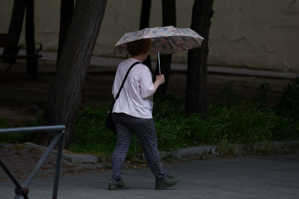 (Foto de ARCHIVO) Una mujer se protege de la lluvia con un paraguas, a 8 de junio de 2024, en Madrid (España). La llegada de una Depresión Aislada en Niveles Altos (DANA) a España va a provocar durante el fin de semana y hasta el jueves de la semana que viene un episodio de chubascos casi generalizados en la Península y una bajada de las temperaturas de más de 10ºC, según la Agencia Estatal de Meteorología (AEMET). Jesús Hellín / Europa Press 08 JUNIO 2024;LLUVIA;DANA;TIEMPO;METEOROLOGÍA;PRECIPITACIONES;AEMET 08/6/2024