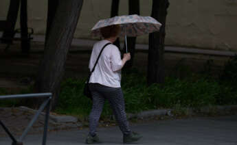 (Foto de ARCHIVO) Una mujer se protege de la lluvia con un paraguas, a 8 de junio de 2024, en Madrid (España). La llegada de una Depresión Aislada en Niveles Altos (DANA) a España va a provocar durante el fin de semana y hasta el jueves de la semana que viene un episodio de chubascos casi generalizados en la Península y una bajada de las temperaturas de más de 10ºC, según la Agencia Estatal de Meteorología (AEMET). Jesús Hellín / Europa Press 08 JUNIO 2024;LLUVIA;DANA;TIEMPO;METEOROLOGÍA;PRECIPITACIONES;AEMET 08/6/2024