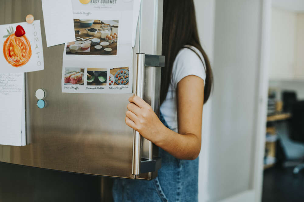 La colección de imanes que adorna tu nevera no afectará en absoluto a su funcionamiento o a los alimentos. Foto: Freepik